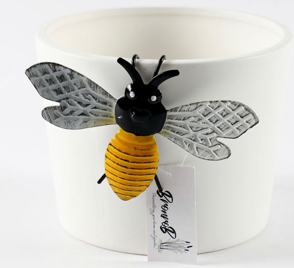 Beautiful metal Bee Hanger. 14cm x 9cm