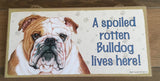 Sign with an image: A spoiled rotten Bulldog lives here! (English)