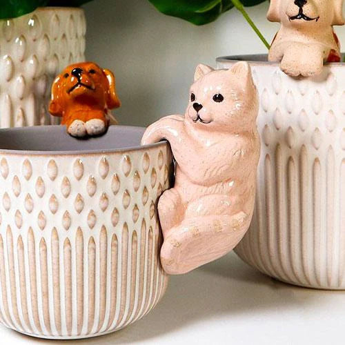 Beautiful ceramic Cat pot hanger 8 cm available in white or pink. Fantastic to bring any garden to life!  Dimensions 8cm x 5cm x 5cm Pink